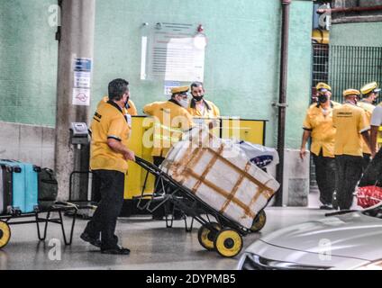 Sao Paulo, Sao Paulo, Brésil. 27 décembre 2020. (INT) mouvement au terminal de bus de Tiete. 27 décembre 2020, Sao Paulo, Brésil: Grande circulation des personnes pendant les vacances à Tiete bus terminal, le plus grand à Sao Paulo.Credit: Adeleke Anthony Fote /Thenews2 Credit: Adeleke Anthony Fote/TheNEWS2/ZUMA Wire/Alay Live News Banque D'Images