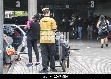 Sao Paulo, Sao Paulo, Brésil. 27 décembre 2020. (INT) mouvement au terminal de bus de Tiete. 27 décembre 2020, Sao Paulo, Brésil: Grande circulation des personnes pendant les vacances à Tiete bus terminal, le plus grand à Sao Paulo.Credit: Adeleke Anthony Fote /Thenews2 Credit: Adeleke Anthony Fote/TheNEWS2/ZUMA Wire/Alay Live News Banque D'Images