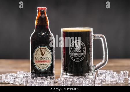 Guinness est un stout sec irlandais foncé qui a vu le jour dans la brasserie d'Arthur Guinness à St. Jamess Gate Dublin Ireland, en 1759. Royaume-Uni, Bedford, décembre Banque D'Images