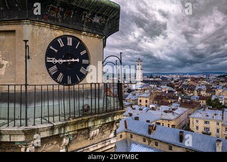 Lviv, Ukraine - 24 août 2020 : vue aérienne de l'église Bernardine à Lviv depuis un drone Banque D'Images