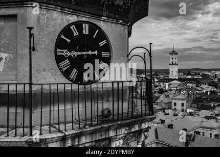 Lviv, Ukraine - 24 août 2020 : vue aérienne de l'église Bernardine à Lviv depuis un drone Banque D'Images