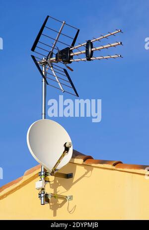 Antenne Satellite sur fond de ciel bleu Banque D'Images