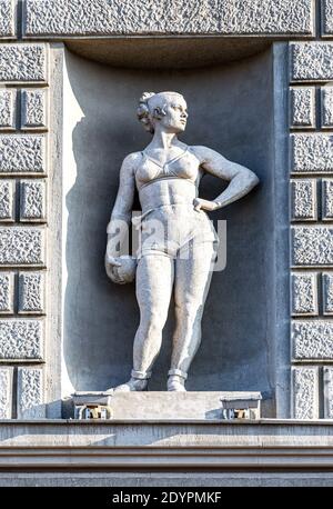 Samara, Russie - 29 octobre 2020 : sculptures de l'opéra académique et du théâtre de ballet de Samara. Le bâtiment a été construit en 1931-1932 Banque D'Images