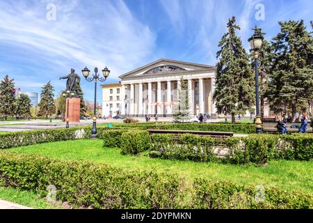 Samara, Russie - 6 mai 2018 : Palais de la culture et monument à l'homme d'État soviétique S. M. Kirov en été Banque D'Images