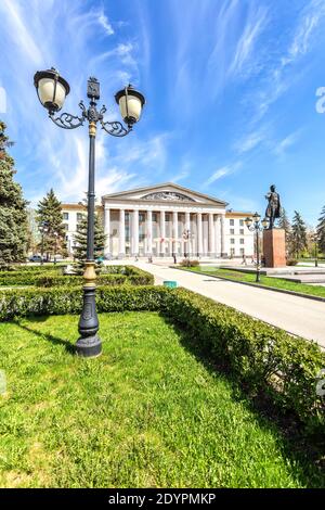 Samara, Russie - 6 mai 2018 : Palais de la culture et monument à l'homme d'État soviétique S. M. Kirov en été Banque D'Images