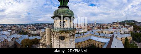 Lviv, Ukraine - 24 août 2020 : vue aérienne de l'église Bernardine à Lviv depuis un drone Banque D'Images