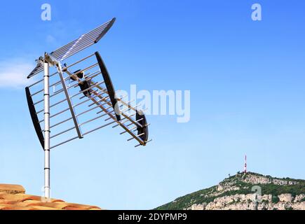 Antenne de télévision en rack isolée sur fond blanc. Banque D'Images