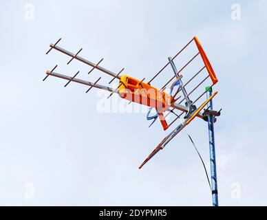 Antenne de télévision en rack isolée sur fond blanc. Banque D'Images