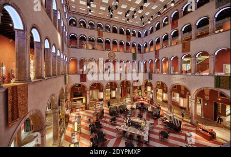 Photo d'intérieur de Fondaco dei Tedeschi, grand magasin de luxe, Venise, Vénétie, Italie Banque D'Images