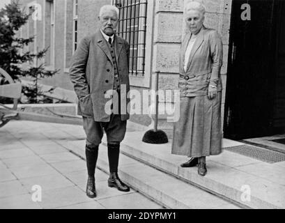 Paul von Hindenburg et une femme à sa résidence à Neudeck, vers 1930, Allemagne, aujourd'hui Pologne Banque D'Images