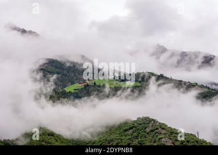 Les Alpes au-dessus de Naturno, Tyrol du Sud, Italie, partiellement couvertes par des couches de nuages blancs bas Banque D'Images