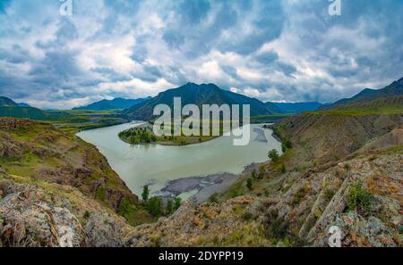 L'endroit est le confluent de deux célèbres rivières altaï Chuya et Katun. Panorama de la vallée de la rivière Katun dans une belle journée ensoleillée. Reposez-vous sur le Katun Banque D'Images