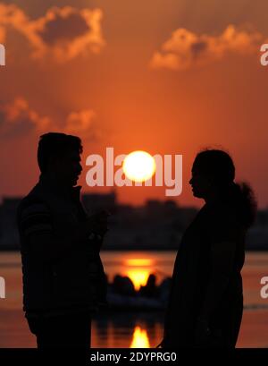 Et c'est un beau coucher de soleil depuis une plage de Doha. Banque D'Images