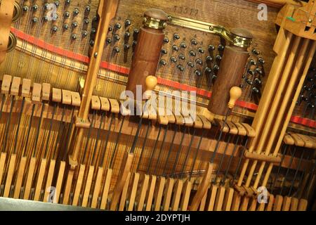 struny , mécanismus , orchestrion , hudba , zábava , atrakce starý orchestrion , kladívkový mechanismus , paličky Banque D'Images