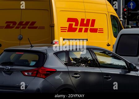 Bucarest, Roumanie - 10 octobre 2020 un minibus de livraison jaune DHL est vu dans une rue de Bucarest. Cette image est destinée à un usage éditorial uniquement. Banque D'Images