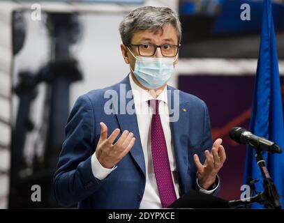 Bucarest, Roumanie - 25 novembre 2020 : Virgile Popescu, ministre de l'économie, parle de masques importés qui ne protègent pas contre l'infection par le covid-19 Banque D'Images