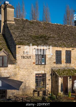 The Trout Inn, River Thames, Wolvercote, Oxford, Oxfordshire, Angleterre, Royaume-Uni, GB. Banque D'Images