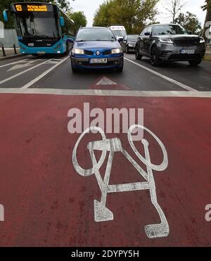 Bucarest, Roumanie - 01 octobre 2020 : un quartier rouge sur une piste cyclable devant des voitures qui attendent au feu sur un boulevard de Buch Banque D'Images