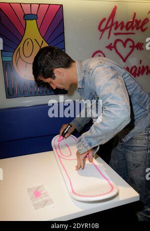 Exclusif. L'artiste graffiti André présente la bouteille d'Orangina conçue par André lors d'une fête organisée à 'Colette' à Paris, en France, le 01 juillet 2013. Photo de Jerome Domine/ABACAPRESS.COM Banque D'Images