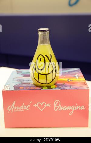 Exclusif. L'artiste graffiti André présente la bouteille d'Orangina conçue par André lors d'une fête organisée à 'Colette' à Paris, en France, le 01 juillet 2013. Photo de Jerome Domine/ABACAPRESS.COM Banque D'Images