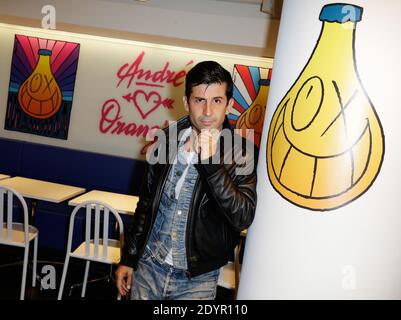 Exclusif. L'artiste graffiti André présente la bouteille d'Orangina conçue par André lors d'une fête organisée à 'Colette' à Paris, en France, le 01 juillet 2013. Photo de Jerome Domine/ABACAPRESS.COM Banque D'Images