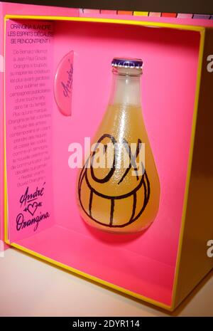 Exclusif. L'artiste graffiti André présente la bouteille d'Orangina conçue par André lors d'une fête organisée à 'Colette' à Paris, en France, le 01 juillet 2013. Photo de Jerome Domine/ABACAPRESS.COM Banque D'Images