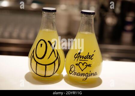 Exclusif. L'artiste graffiti André présente la bouteille d'Orangina conçue par André lors d'une fête organisée à 'Colette' à Paris, en France, le 01 juillet 2013. Photo de Jerome Domine/ABACAPRESS.COM Banque D'Images