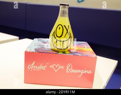 Exclusif. L'artiste graffiti André présente la bouteille d'Orangina conçue par André lors d'une fête organisée à 'Colette' à Paris, en France, le 01 juillet 2013. Photo de Jerome Domine/ABACAPRESS.COM Banque D'Images