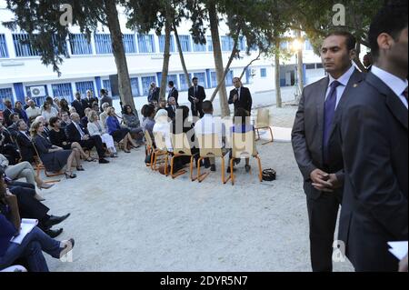 Le président français François Hollande s'adresse à des étudiants regardés par Jack Lang, Martin Hirsch, Valerie Trierweiler, Najat Vallaud-Belkacem, Laurent Fabius, Nicole Bricq et Yamina Benguigui lors d'une visite à l'école française Lycee Gustave Flaubert dans le cadre de la visite officielle de deux jours du président Hollande, à Tunis, en Tunisie, le 4 juillet 2013. Photo de Mousse/ABACAPRESS.COM Banque D'Images