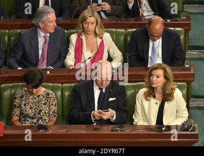 Najat Vallaud-Belkacem, Laurent Fabius, Valerie Trierweiler sont vus à l'Assemblée constituante de la Tunisie à Tunis, en Tunisie, le 5 juillet 2013. Hollande, dont le voyage de deux jours en Tunisie est le premier d'un président français depuis la révolution de janvier 2011 qui a renversé l'homme fort vétéran et ancien allié français Zine El Abidine Ben Ali, a exprimé des mots d'encouragement pour un pays gouverné par l'islamiste. Photo de Mousse/ABACAPRESS.COM Banque D'Images