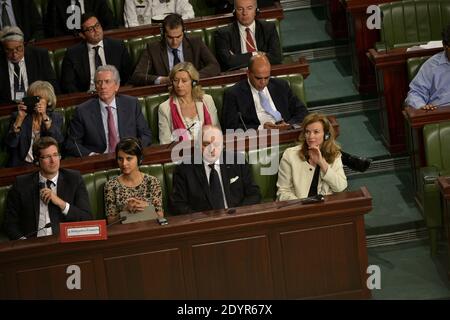 Najat Vallaud-Belkacem, Laurent Fabius, Valerie Trierweiler sont vus à l'Assemblée constituante de la Tunisie à Tunis, en Tunisie, le 5 juillet 2013. Hollande, dont le voyage de deux jours en Tunisie est le premier d'un président français depuis la révolution de janvier 2011 qui a renversé l'homme fort vétéran et ancien allié français Zine El Abidine Ben Ali, a exprimé des mots d'encouragement pour un pays gouverné par l'islamiste. Photo de Mousse/ABACAPRESS.COM Banque D'Images