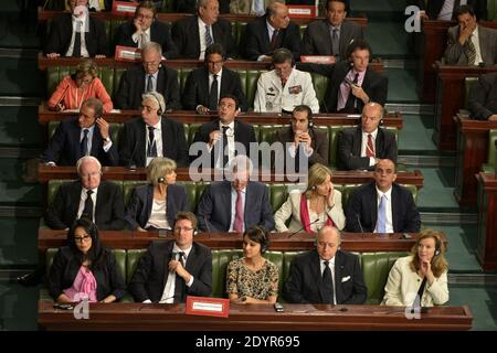 Najat Vallaud-Belkacem, Laurent Fabius, Valerie Trierweiler sont vus à l'Assemblée constituante de la Tunisie à Tunis, en Tunisie, le 5 juillet 2013. Hollande, dont le voyage de deux jours en Tunisie est le premier d'un président français depuis la révolution de janvier 2011 qui a renversé l'homme fort vétéran et ancien allié français Zine El Abidine Ben Ali, a exprimé des mots d'encouragement pour un pays gouverné par l'islamiste. Photo de Mousse/ABACAPRESS.COM Banque D'Images