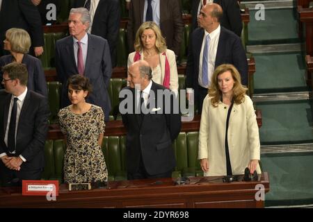 Najat Vallaud-Belkacem, Laurent Fabius, Valerie Trierweiler sont vus à l'Assemblée constituante de la Tunisie à Tunis, en Tunisie, le 5 juillet 2013. Hollande, dont le voyage de deux jours en Tunisie est le premier d'un président français depuis la révolution de janvier 2011 qui a renversé l'homme fort vétéran et ancien allié français Zine El Abidine Ben Ali, a exprimé des mots d'encouragement pour un pays gouverné par l'islamiste. Photo de Mousse/ABACAPRESS.COM Banque D'Images