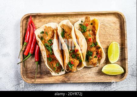 Tacos mexicains traditionnels avec persil, fromage et piments. Arrière-plan blanc. Vue de dessus Banque D'Images