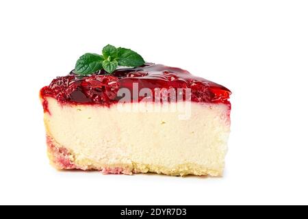 Morceau de cheesecake aux framboises sur fond blanc Banque D'Images