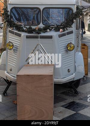 Camion alimentaire rétro blanc dans la rue Banque D'Images