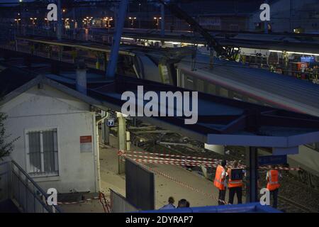 Vue générale de la scène d'un accident de train à la gare de Bretigny-sur-orge, au sud de Paris, France, le 12 juillet 2013. Un train de voyageurs emballé a glissé hors de ses rails après avoir quitté Paris, tuant six personnes et blessant des dizaines de personnes alors que des wagons se rendaient les uns dans les autres et se renversaient. Photo de Mousse/ABACAPRESS.COM Banque D'Images