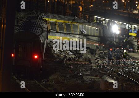 Vue générale de la scène d'un accident de train à la gare de Bretigny-sur-orge, au sud de Paris, France, le 12 juillet 2013. Un train de voyageurs emballé a glissé hors de ses rails après avoir quitté Paris, tuant six personnes et blessant des dizaines de personnes alors que des wagons se rendaient les uns dans les autres et se renversaient. Photo de Mousse/ABACAPRESS.COM Banque D'Images