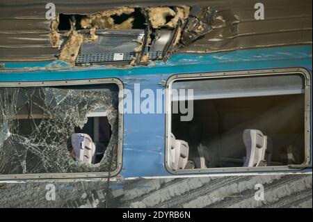 Vue générale de la gare de Bretigny-sur-orge, au sud de Paris, France, le 14 juillet 2013, deux jours après qu'un train de voyageurs emballé ait glissé de ses rails après avoir quitté Paris, tuant six personnes et blessant des dizaines de personnes alors que des wagons se sont entassés et se sont rentournés. Photo de Nicolas Messyasz/ABACAPRESS.COM Banque D'Images