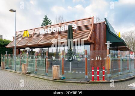 Établissement d'un restaurant de restauration rapide McDonald's dans la ville de Gouda, Hollande. Banque D'Images