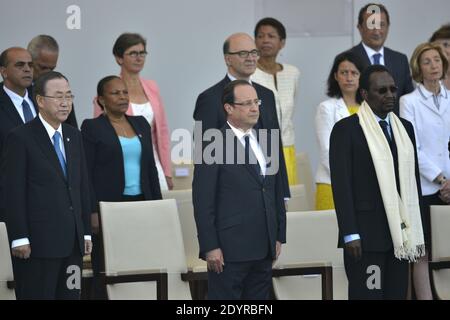 (G-D) le Secrétaire général des Nations Unies, Ban Ki-Moon, le Président français François Hollande et le Président malien, Dioncounda Traore, lors du défilé militaire annuel du 14 juillet 2013 sur la place de la Concorde à Paris, en France, le 14 juillet 2013. Photo de Mousse/ABACAPRESS.COM Banque D'Images