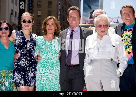 Bryan Cranston pose avec son épouse Robin Dearden et sa fille Taylor Dearden Cranston comme il est honoré sur le Hollywood Walk of Fame le 16 juillet 2013 à Los Angeles, CA, États-Unis. Photo de Lionel Hahn/ABACAPRESS.COM Banque D'Images