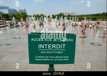 Veuillez cacher le visage des enfants avant la publication - les enfants jouent dans des jets d'eau au parc André Citroen, à Paris, en France, le 17 juillet 2013. Photo de Christophe Guibbbaud/ABACAPRESS.COM Banque D'Images