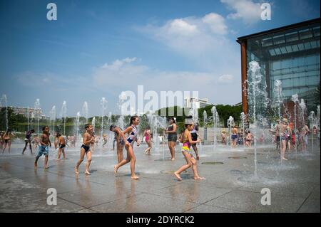 Veuillez cacher le visage des enfants avant la publication - les enfants jouent dans des jets d'eau au parc André Citroen, à Paris, en France, le 17 juillet 2013. Photo de Christophe Guibbbaud/ABACAPRESS.COM Banque D'Images