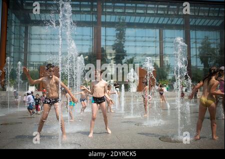 Veuillez cacher le visage des enfants avant la publication - les enfants jouent dans des jets d'eau au parc André Citroen, à Paris, en France, le 17 juillet 2013. Photo de Christophe Guibbbaud/ABACAPRESS.COM Banque D'Images