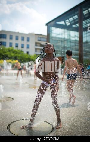 Veuillez cacher le visage des enfants avant la publication - les enfants jouent dans des jets d'eau au parc André Citroen, à Paris, en France, le 17 juillet 2013. Photo de Christophe Guibbbaud/ABACAPRESS.COM Banque D'Images