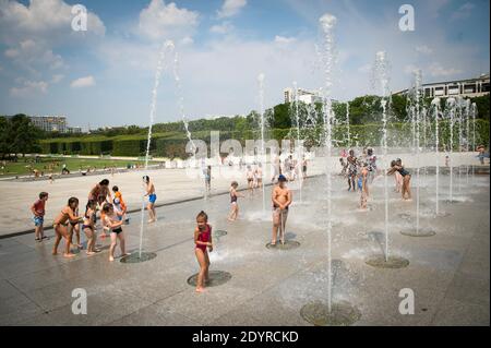 Veuillez cacher le visage des enfants avant la publication - les enfants jouent dans des jets d'eau au parc André Citroen, à Paris, en France, le 17 juillet 2013. Photo de Christophe Guibbbaud/ABACAPRESS.COM Banque D'Images