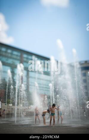 Veuillez cacher le visage des enfants avant la publication - les enfants jouent dans des jets d'eau au parc André Citroen, à Paris, en France, le 17 juillet 2013. Photo de Christophe Guibbbaud/ABACAPRESS.COM Banque D'Images