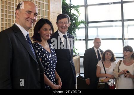 (G-D) Ministre français des Finances, Pierre Moscovici, Ministre de l'égalité territoriale et du logement, Cecile Duflot et Président Directeur général de la Caisse des dépôts et des Consignations (Fonds de dépôts et d'envois) et Président de la Banque publique d'investissement BPI (Banque publique d'investissement) Jean-Pierre Jouyet arrive pour une conférence de presse sur le compte d'épargne bancaire 'Livret A', au siège du ministère des Finances à Paris, France, le 18 juillet 2013. Le taux d'intérêt de la Livret A chutera de 2.25% à 1.75% en vertu d'un accord entre le gouvernement et la Banque de France. Le nouveau tarif s'applique Banque D'Images