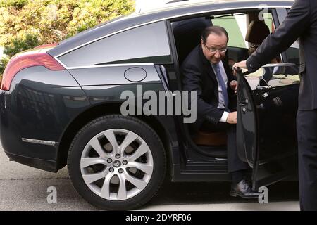 Le président français François Hollande se rend à l'usine pharmaceutique AstraZeneca Dunkerque production (AZDP) lors d'un voyage axé sur l'emploi, à Dunkerque, dans le Nord-est de la France, le 23 juillet 2013. Photo de Stephane Lemouton/ABACAPRESS.COM Banque D'Images